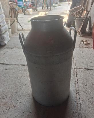 bidone del latte in aluminio