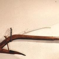 antico aratro e giogo  in legno 