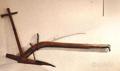 antico aratro e giogo  in legno 