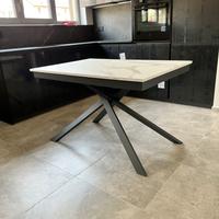 Tavolo allungabile effetto marmo