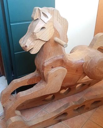 Cavallo a dondolo in legno 