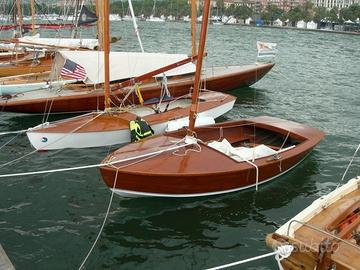 Barca a vela in legno