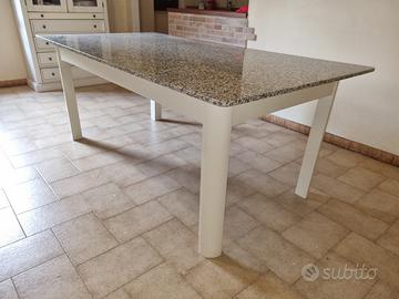 Tavolo con ripiano in granito