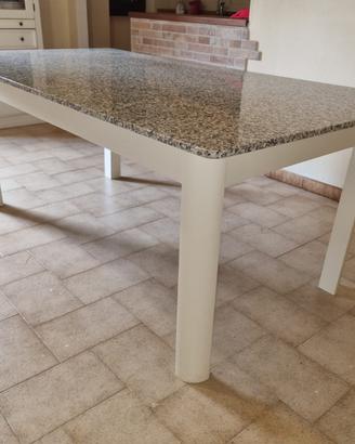 Tavolo con ripiano in granito