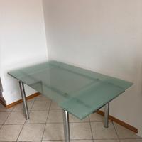 Tavolo in vetro allungabile