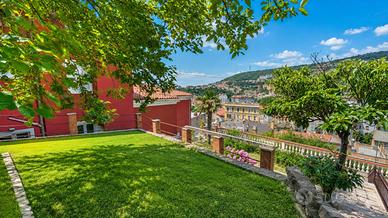 Prestigiosa con giardino e vista mare, Sara Davis
