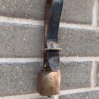 Campana antica con collare di cuoio da collezione