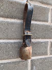 Campana antica con collare di cuoio da collezione