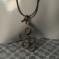 Collana on caucciù con serpende sinuoso