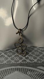 Collana on caucciù con serpende sinuoso