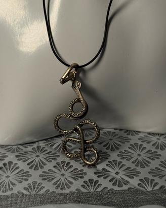 Collana on caucciù con serpende sinuoso