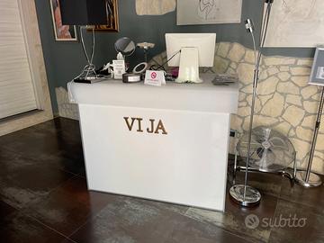 Bancone Reception  in plexiglass ghiacciato