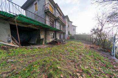 Rustico / Casale di 350 m² con più di 5 locali e b