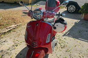 Vespa 300 gts quasi sa vetrina