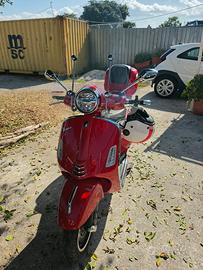 Vespa 300 gts quasi sa vetrina