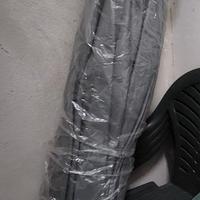 Ombrellone e base con mattoni per giardino