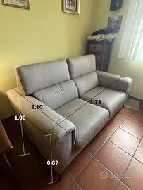 Divano comodissimo con  poggiatesta regolabile