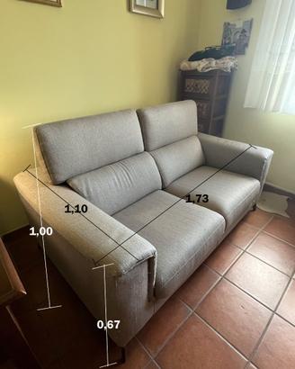 Divano comodissimo con  poggiatesta regolabile