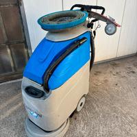 Lavasciuga pavimenti a batteria con trazione