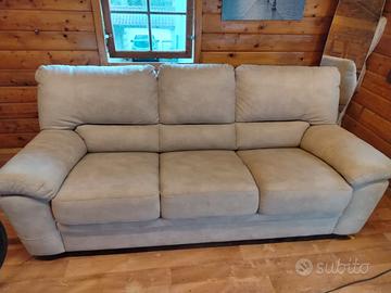 Divano  e tavolo con 8 sedie