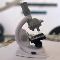 Piccolo microscopio per bambina/o