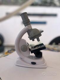 Piccolo microscopio per bambina/o