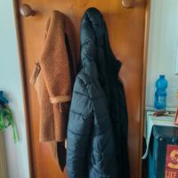 divano, specchio, appendiabiti e cassettiera