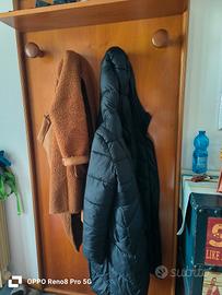 divano, specchio, appendiabiti e cassettiera