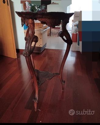 tavolo triangolare in legno lavorato 
