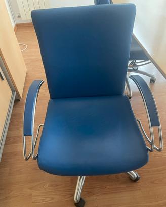Poltrone in pelle azzurra per ufficio