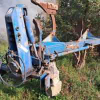 Aratro bivomere reversibile