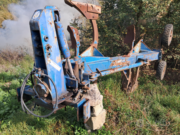 Aratro bivomere reversibile