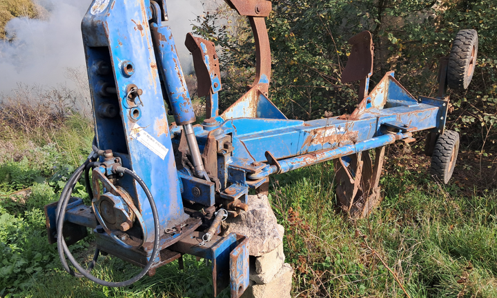 Aratro bivomere reversibile