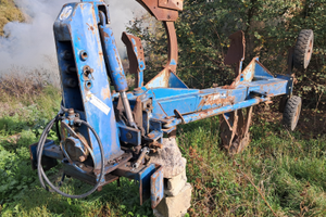 Aratro bivomere reversibile