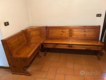 Cassapanca contenitore e tre sedie