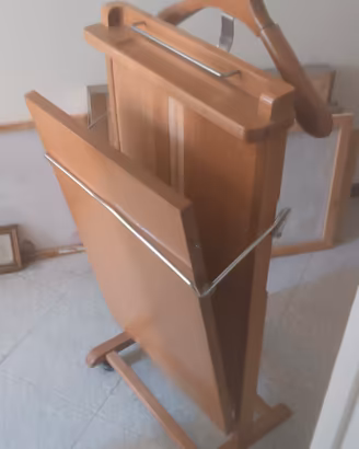 omino porta abiti in legno