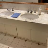 Lavandini, piano in marmo, sanitari, mobiletti