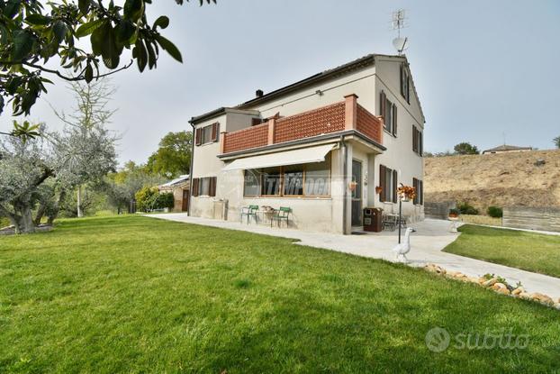 CASA COLONICA CON 6 ETTARI DI TERRENO