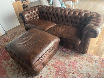 Divano Chesterfield 3 posti in ecopelle + pouf