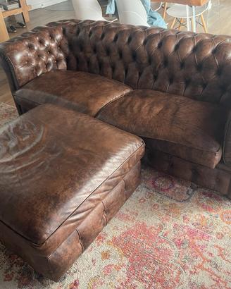 Divano Chesterfield 3 posti in ecopelle + pouf