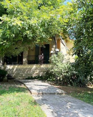 Villa di 250 m² con 4 locali e box auto doppio a O