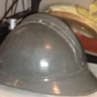 militaria; elmetto, berretti ufficiali, medaglie,