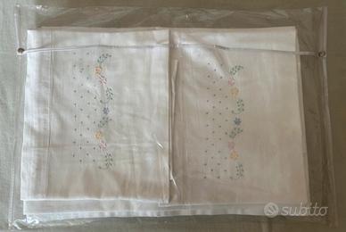 Lenzuola e copri cuscini ricamati a mano