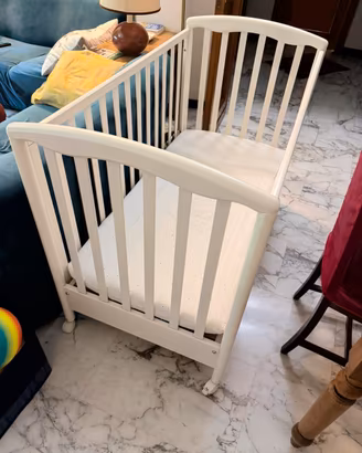 Lettino bambino con materassino e biancheria