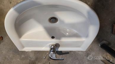 lavabo, lavandino con miscelatore
