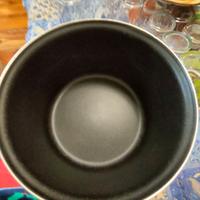 pentola da cucina alta pesante con coperchio bianc