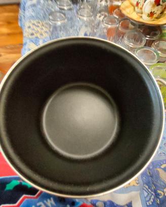 pentola da cucina alta pesante con coperchio bianc