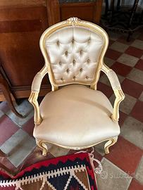 Poltrona in legno dorato con tessuto
