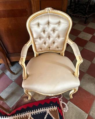 Poltrona in legno dorato con tessuto