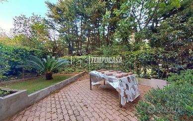 PINETA - VIA DEL GOLF - GIARDINO E POSTO AUTO PRIV